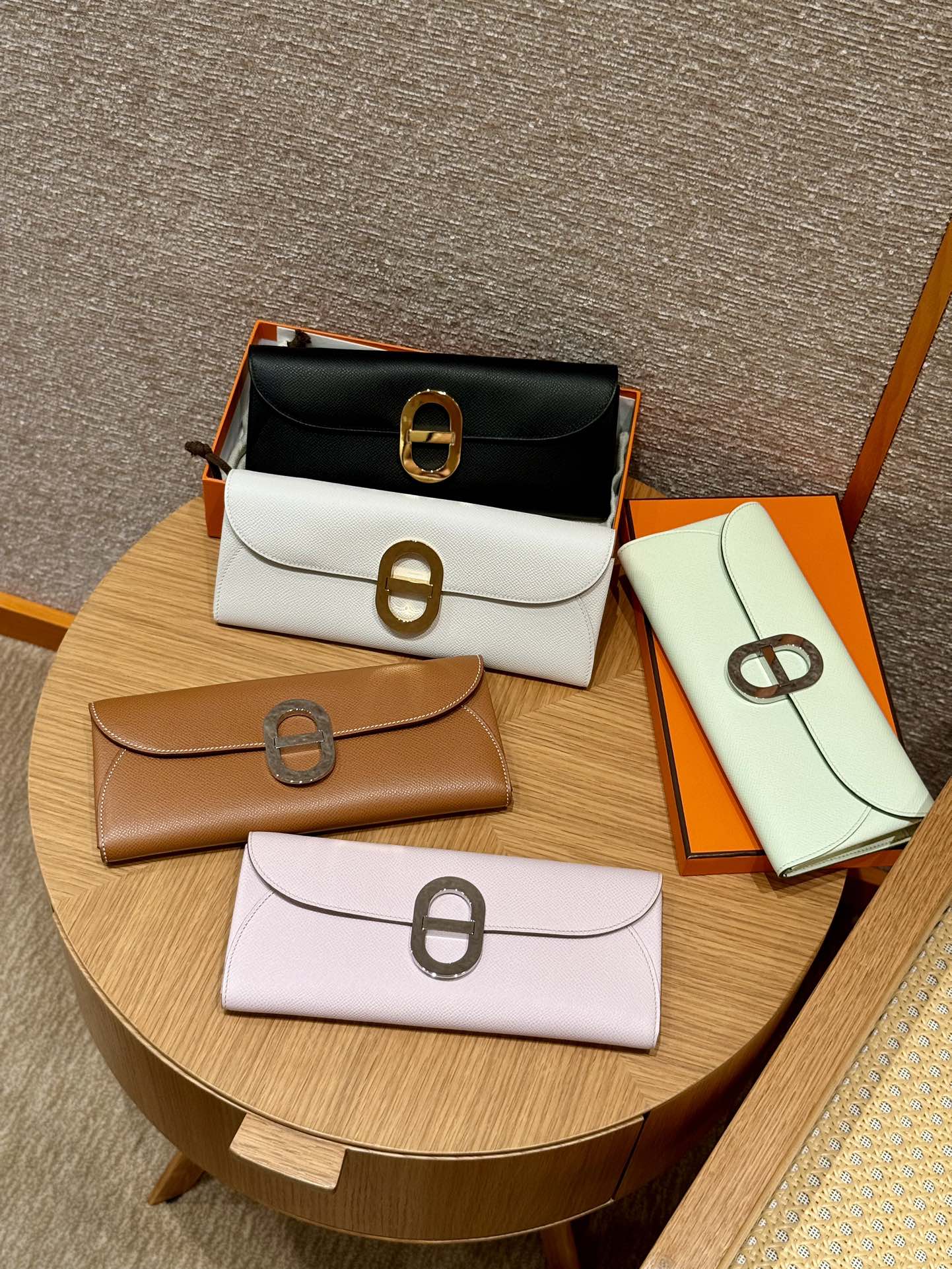 Luxury Leather Long Wallet with Elegant Oval Clasp - Multiple Colors