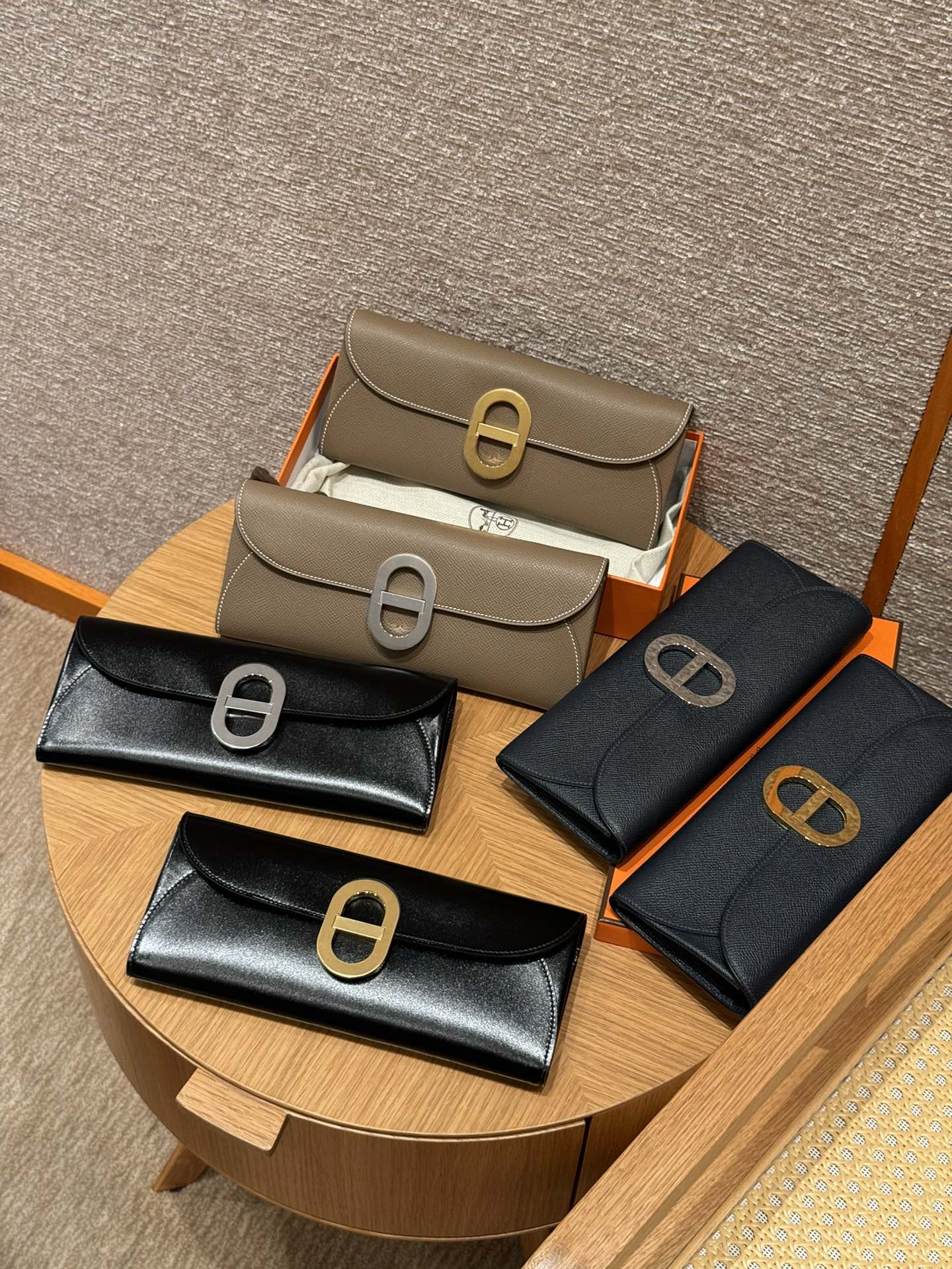 Luxury Leather Long Wallet with Elegant Oval Clasp - Multiple Colors
