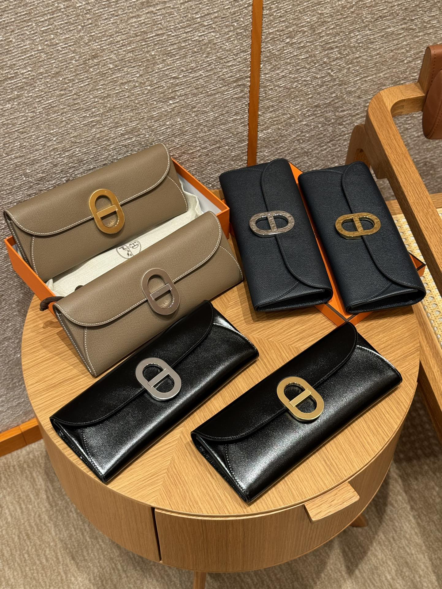 Luxury Leather Long Wallet with Elegant Oval Clasp - Multiple Colors