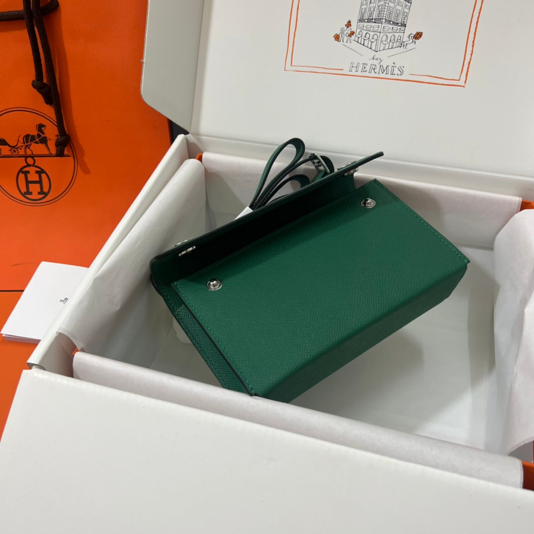 Hermès Small Green Leather Crossbody Bag with Detachable Strap - Authentic Luxury Designer Pouch