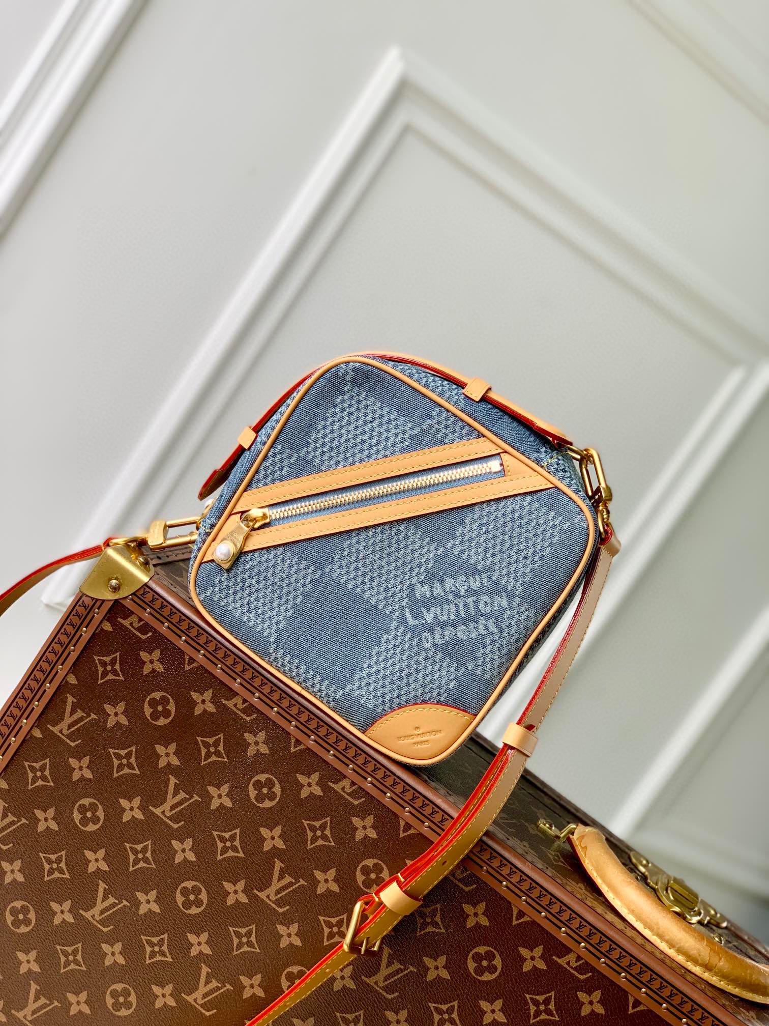 Luxury Blue Damier Denim Crossbody Camera Bag with Diagonal Zip Pocket