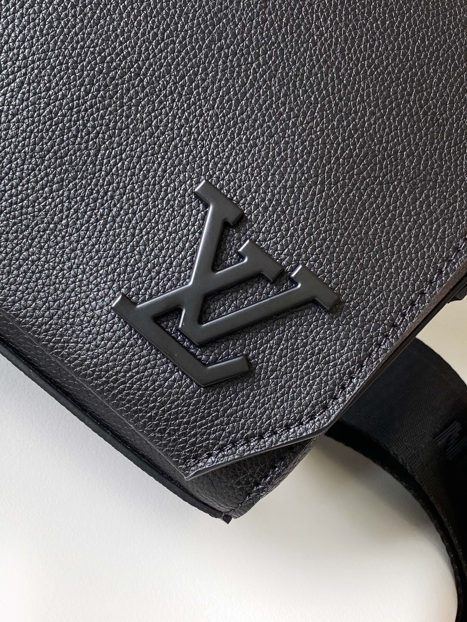 Louis Vuitton S-Lock Messenger Crossbody Bag - Matte Black Taiga Leather