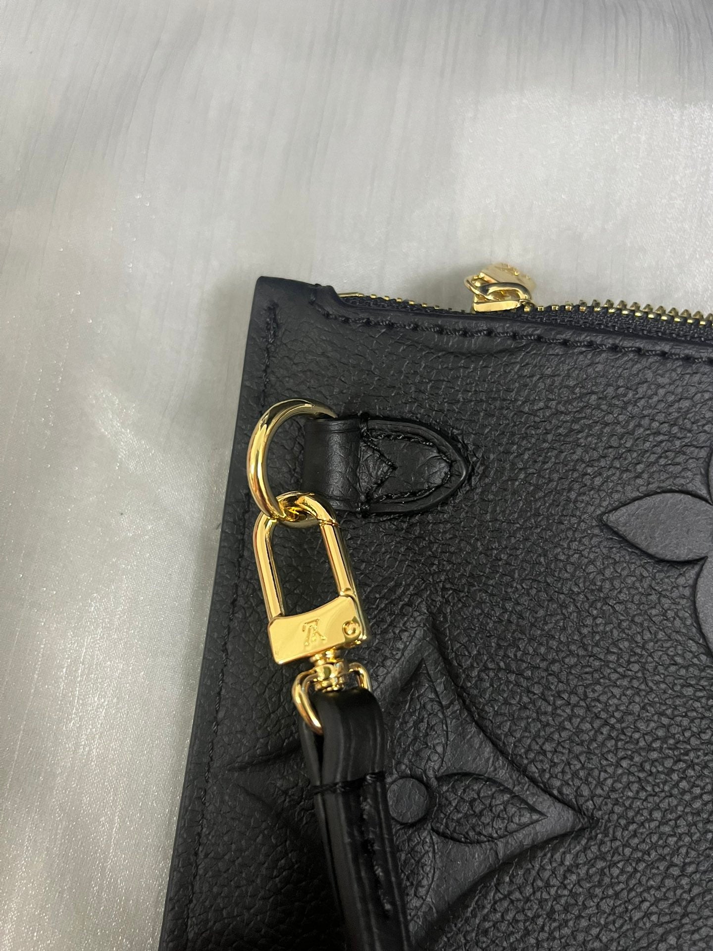 Louis Vuitton Neverfull MM Monogram Empreinte Leather Tote Bag - Noir