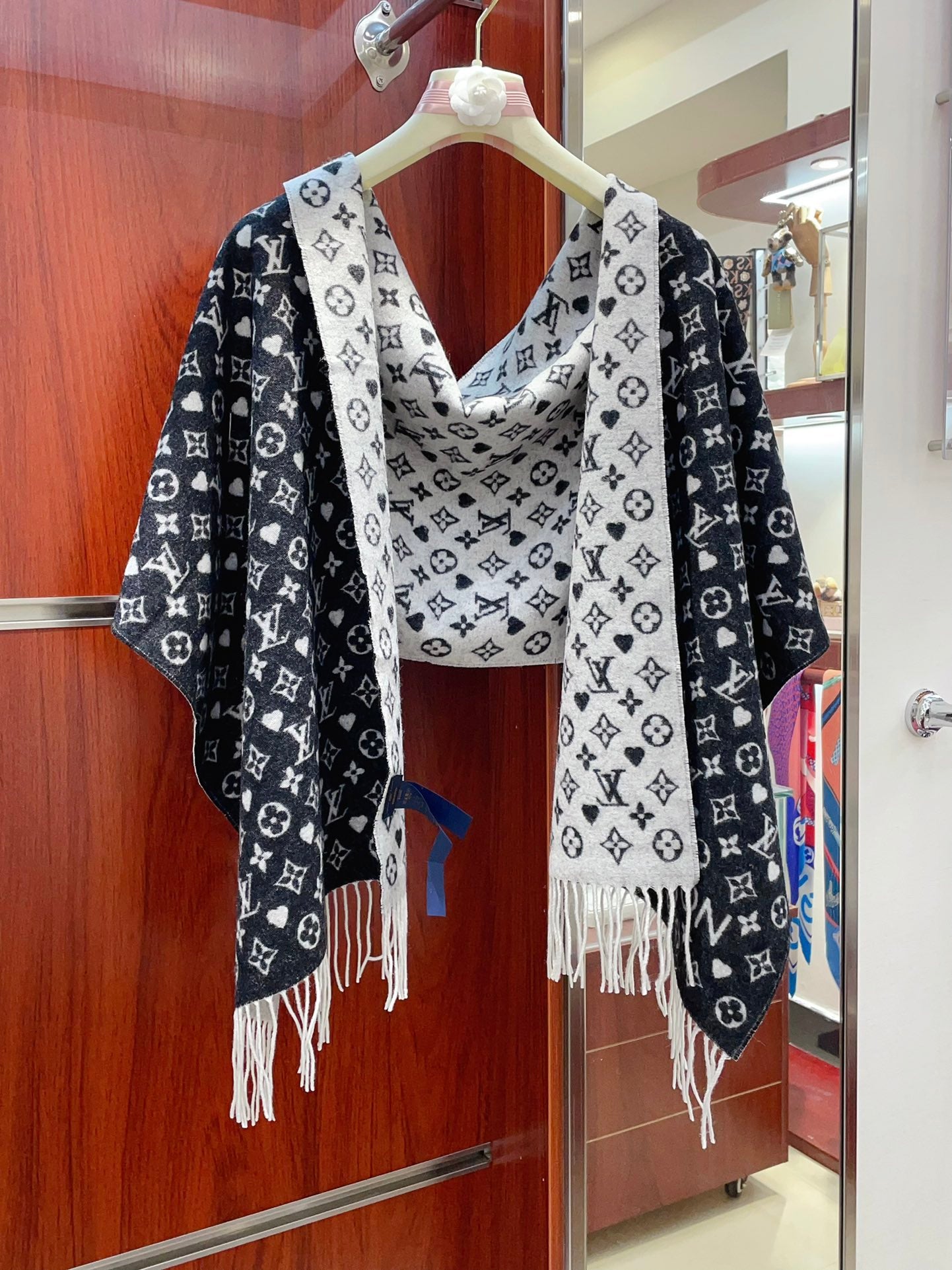 Louis Vuitton Monogram Heart Pattern Scarf - Black and Grey Designer Luxury Wool Blend Winter Wrap for Women