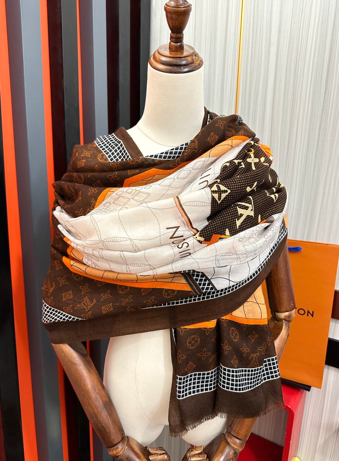 Women's Brown and Cream Patterned Luxury Pashmina Shawl Scarf - Large Soft Wrap Winter Neck Warmer