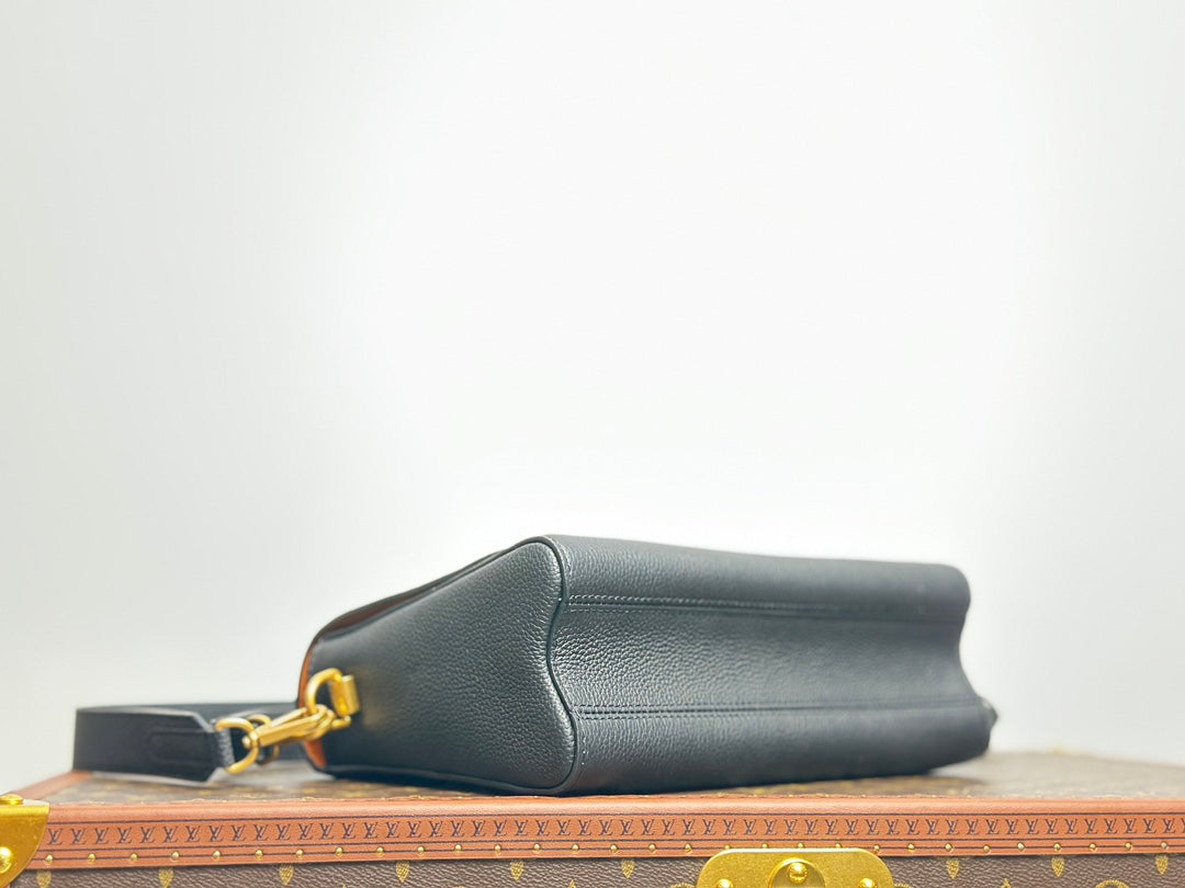Elegant Black Leather Flap Shoulder Bag with Gold Twist Lock Clasp