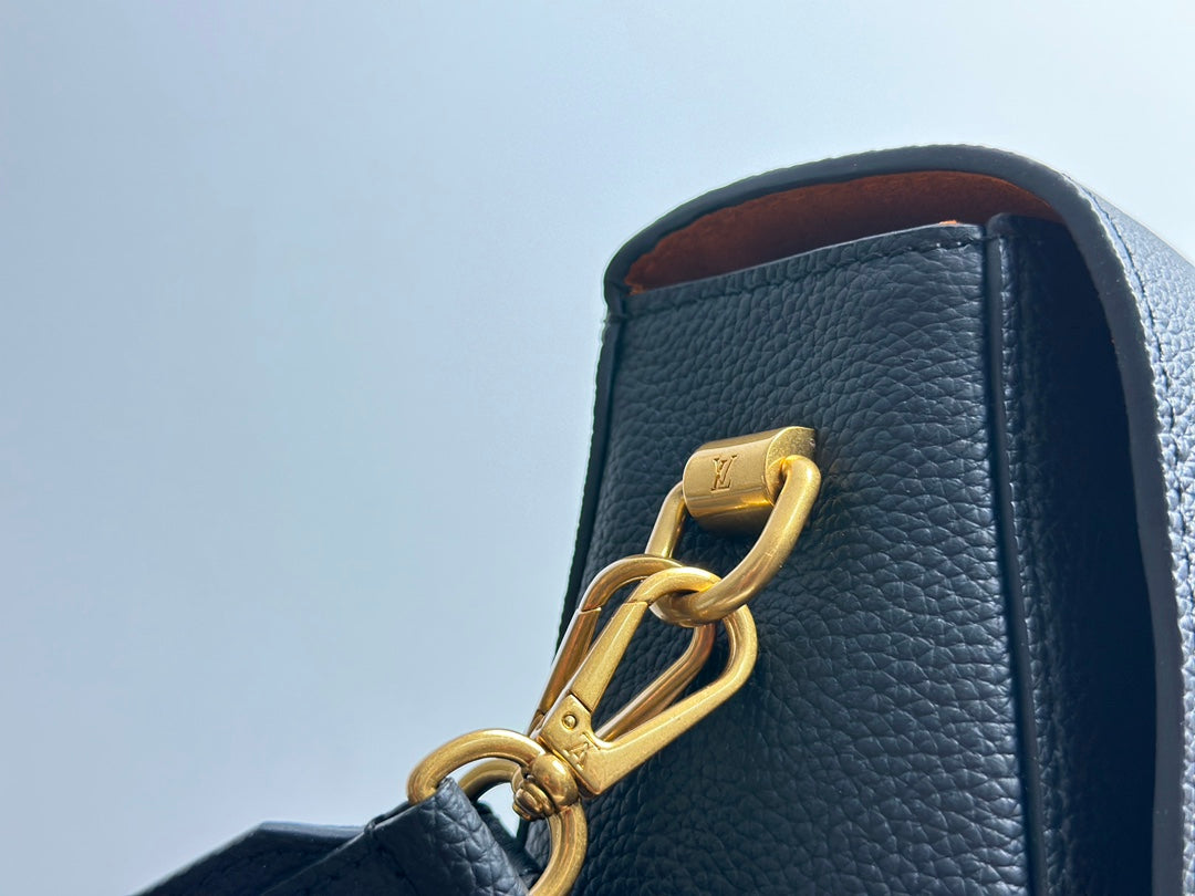 Elegant Black Leather Flap Shoulder Bag with Gold Twist Lock Clasp