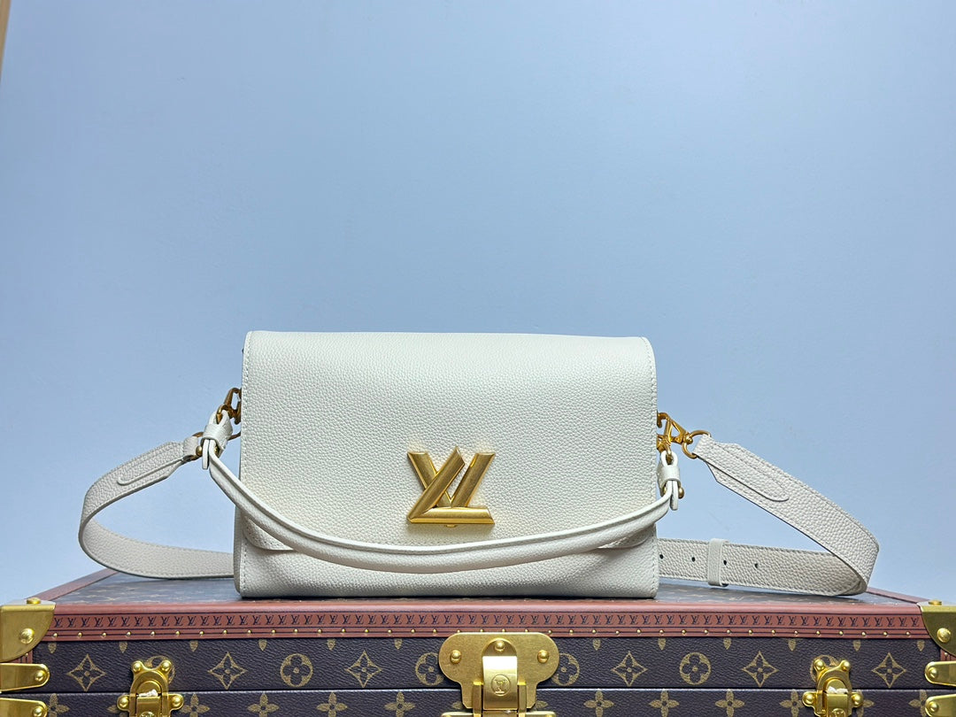 Louis Vuitton Elegant Cream Leather Shoulder Bag with Gold Metal Clasp