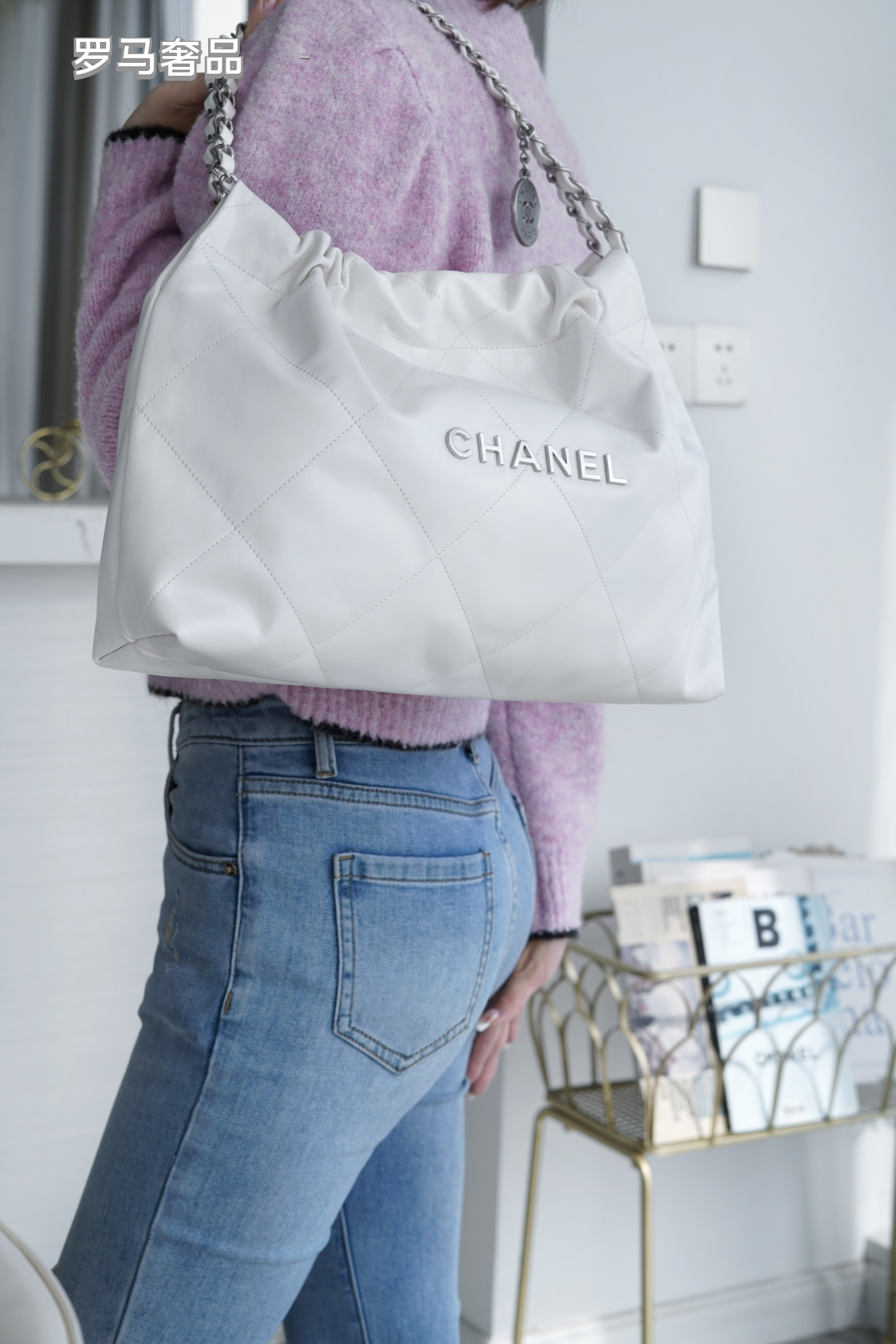 Chanel 22 Handbag - White Shiny Calfskin &amp; Silver-Tone Metal with Matching Pouch
