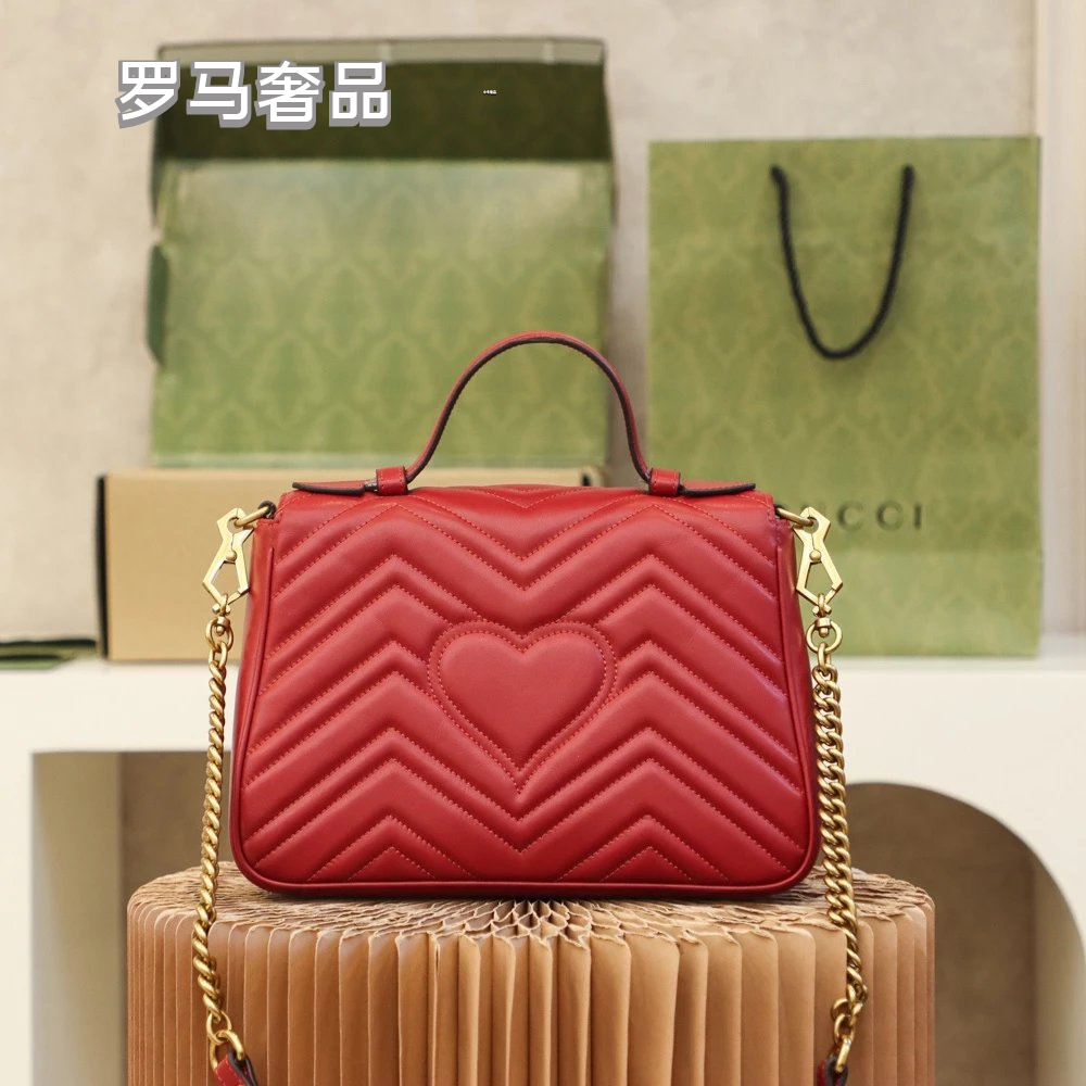 Gucci Elegant White Chevron Quilted Leather Handbag with Gold Hardware