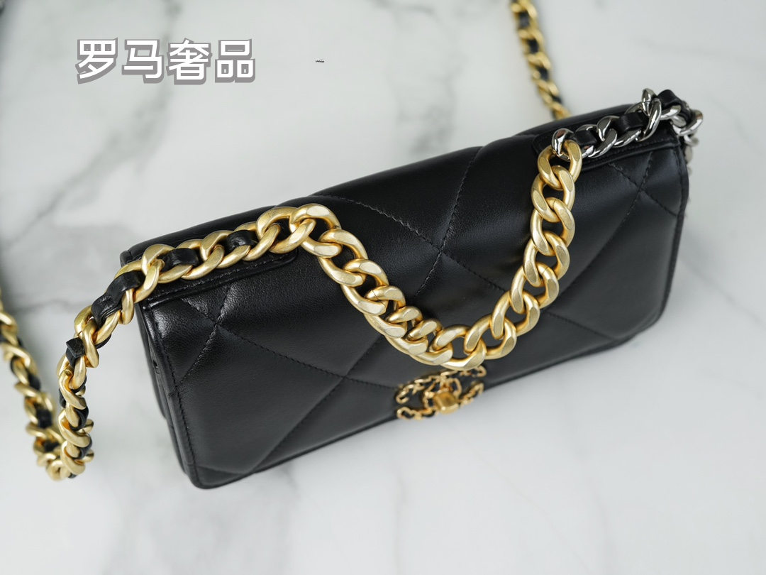 Elegant Black Quilted Leather Shoulder Bag with Gold-Tone Chain Strap