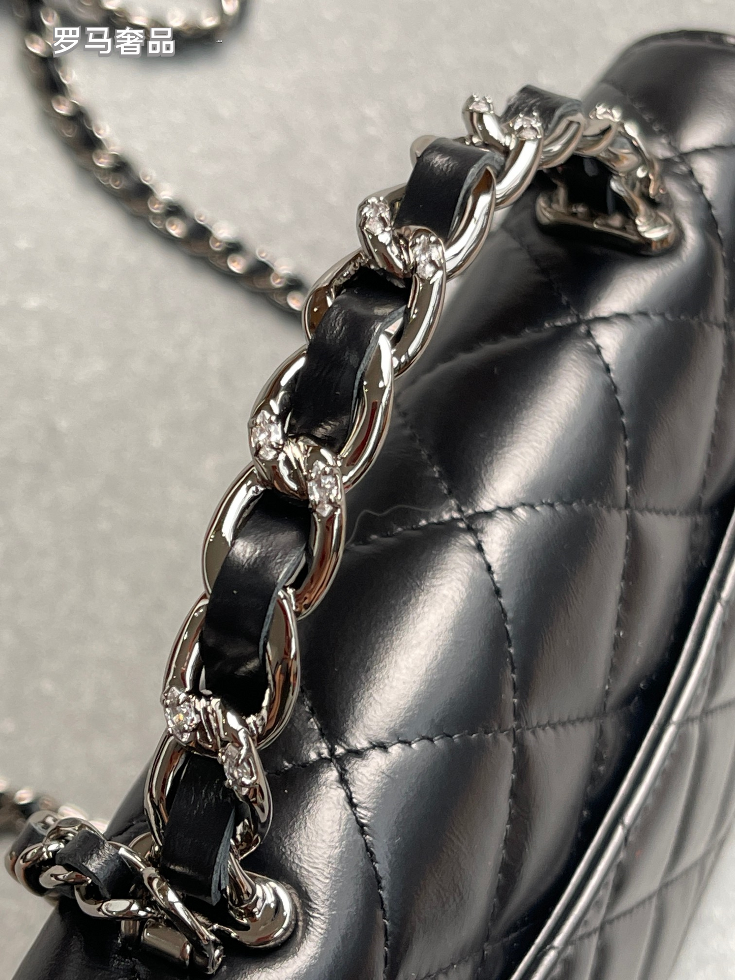 Luxury Quilted Leather Crossbody Bag with Chain Strap - Classic Designer Style Flap Bag