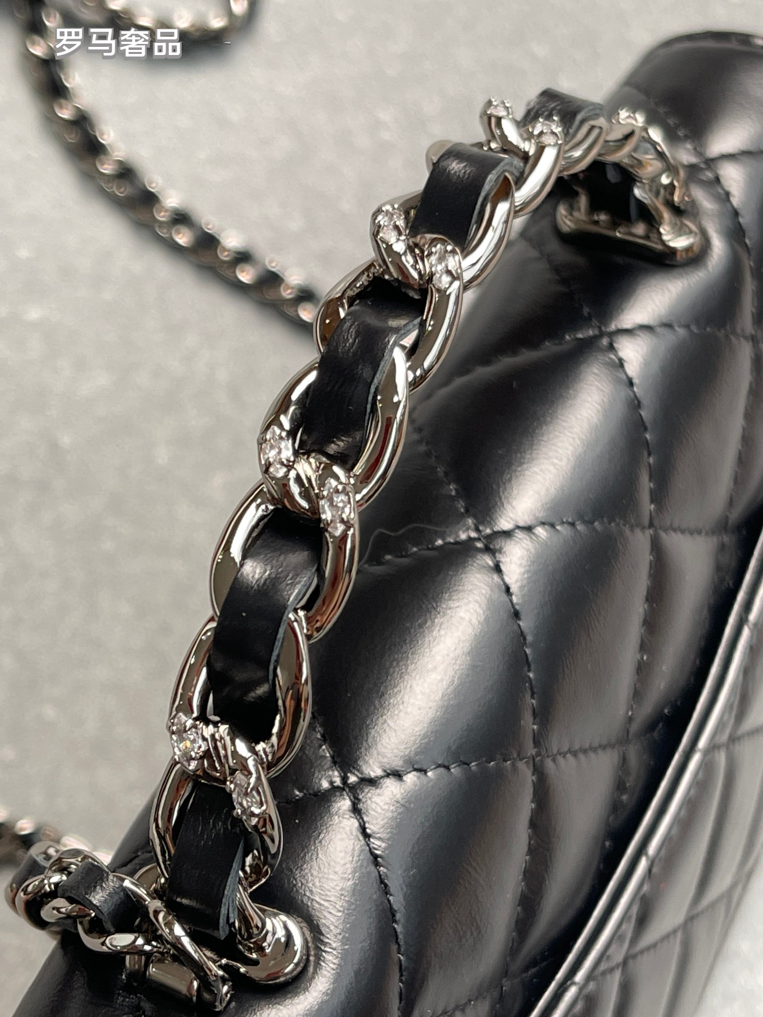 Luxury Quilted Leather Crossbody Bag with Chain Strap - Classic Designer Style Flap Bag