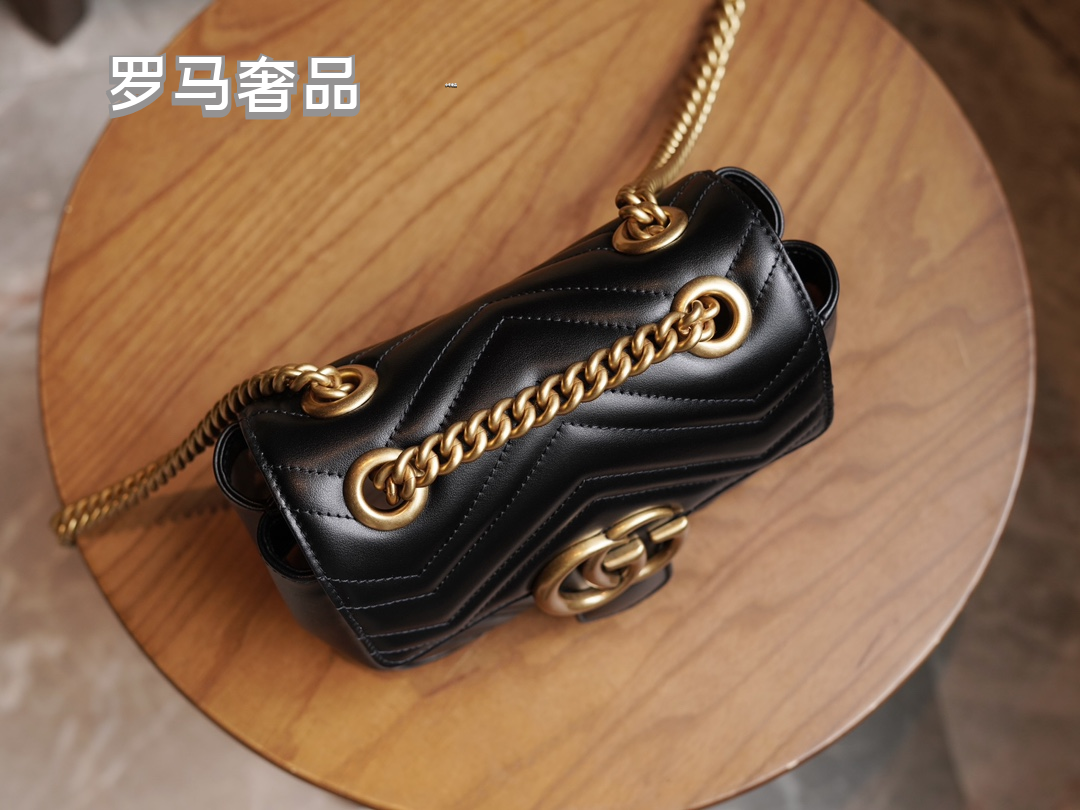 Gucci Elegant Quilted White Leather Shoulder Bag with Gold Chain Strap