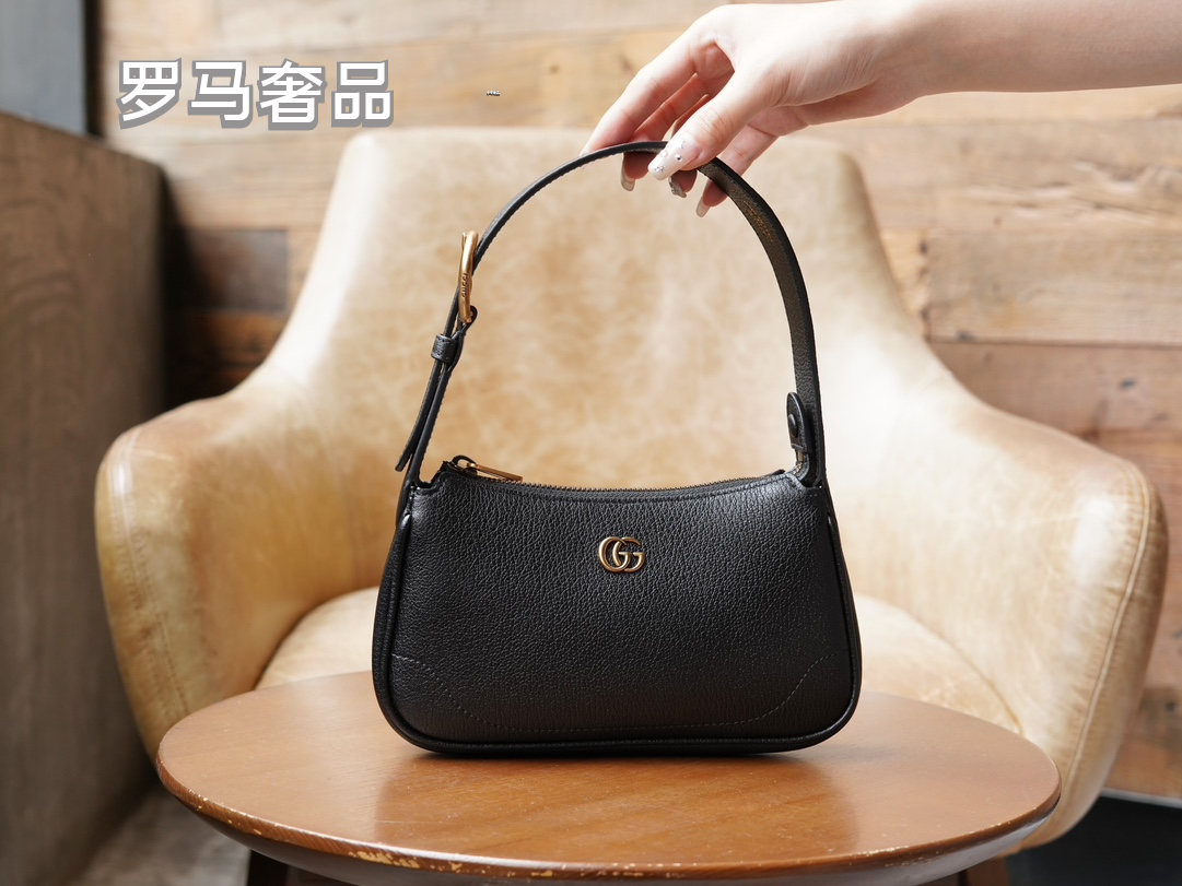 Gucci Elegant Off-White Leather Underarm Shoulder Bag with Gold Detailing