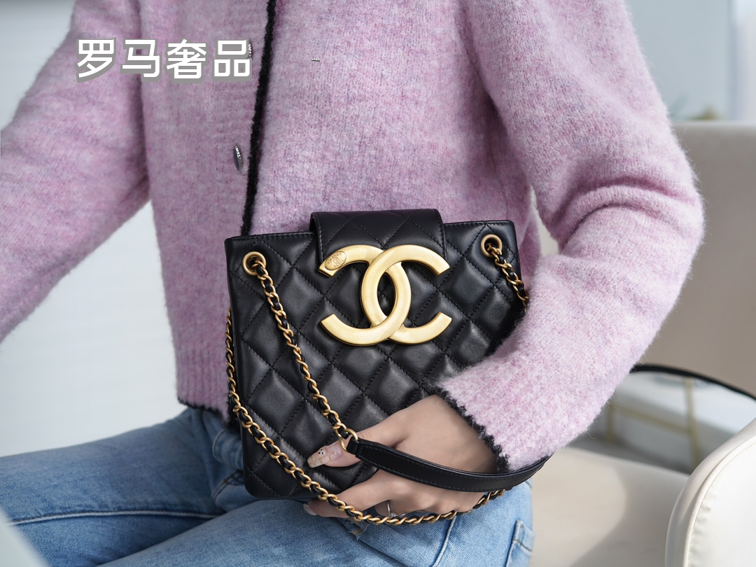 Chanel Quilted Leather Shoulder Bag with Gold-Tone CC Logo - Black