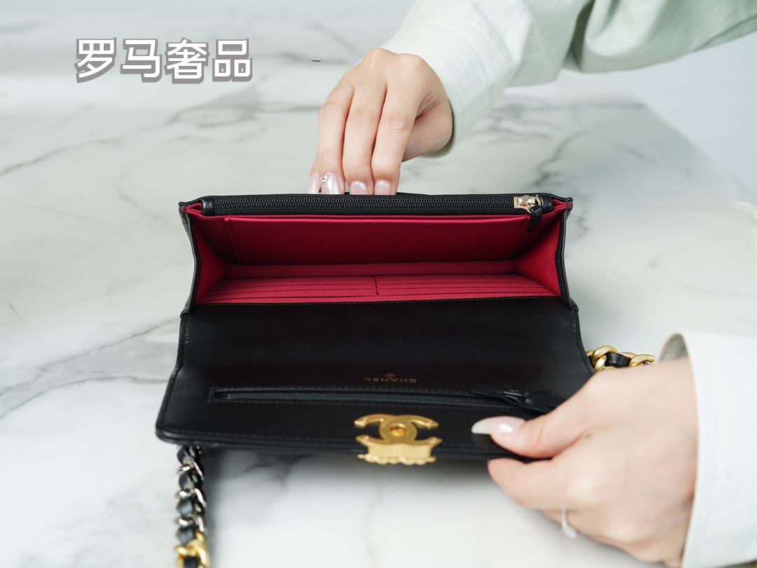 Elegant Black Quilted Leather Shoulder Bag with Gold-Tone Chain Strap