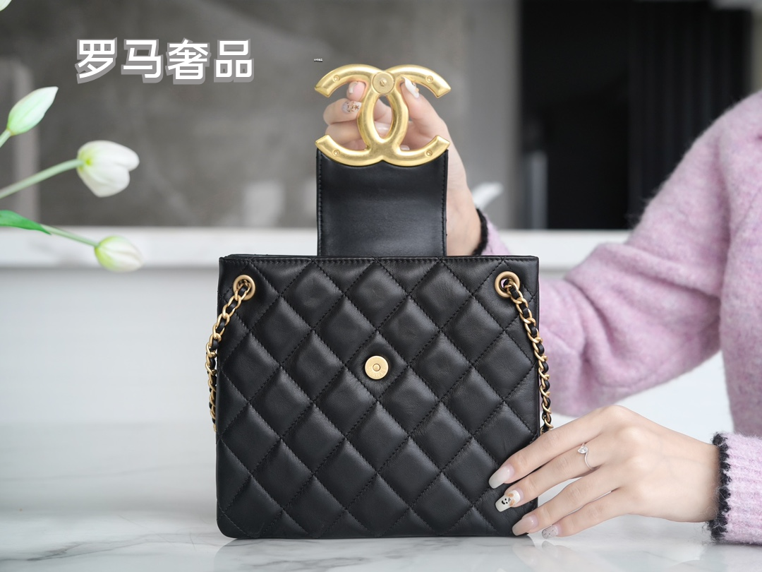 Chanel Quilted Leather Shoulder Bag with Gold-Tone CC Logo - Black