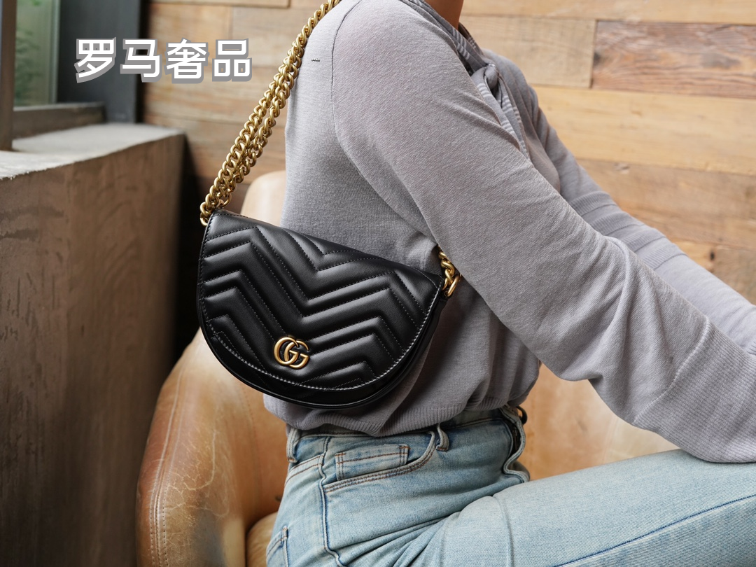 Gucci Elegant White Chevron Quilted Leather Crossbody Bag with Gold Chain