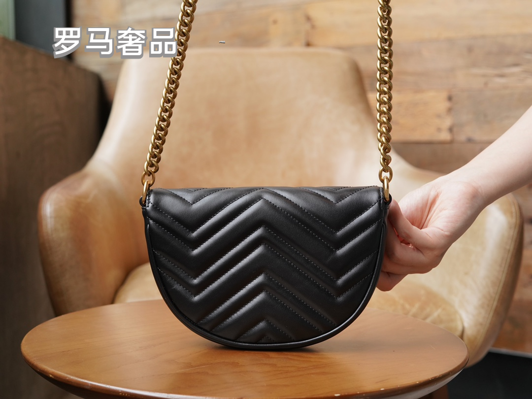 Gucci Elegant White Chevron Quilted Leather Crossbody Bag with Gold Chain