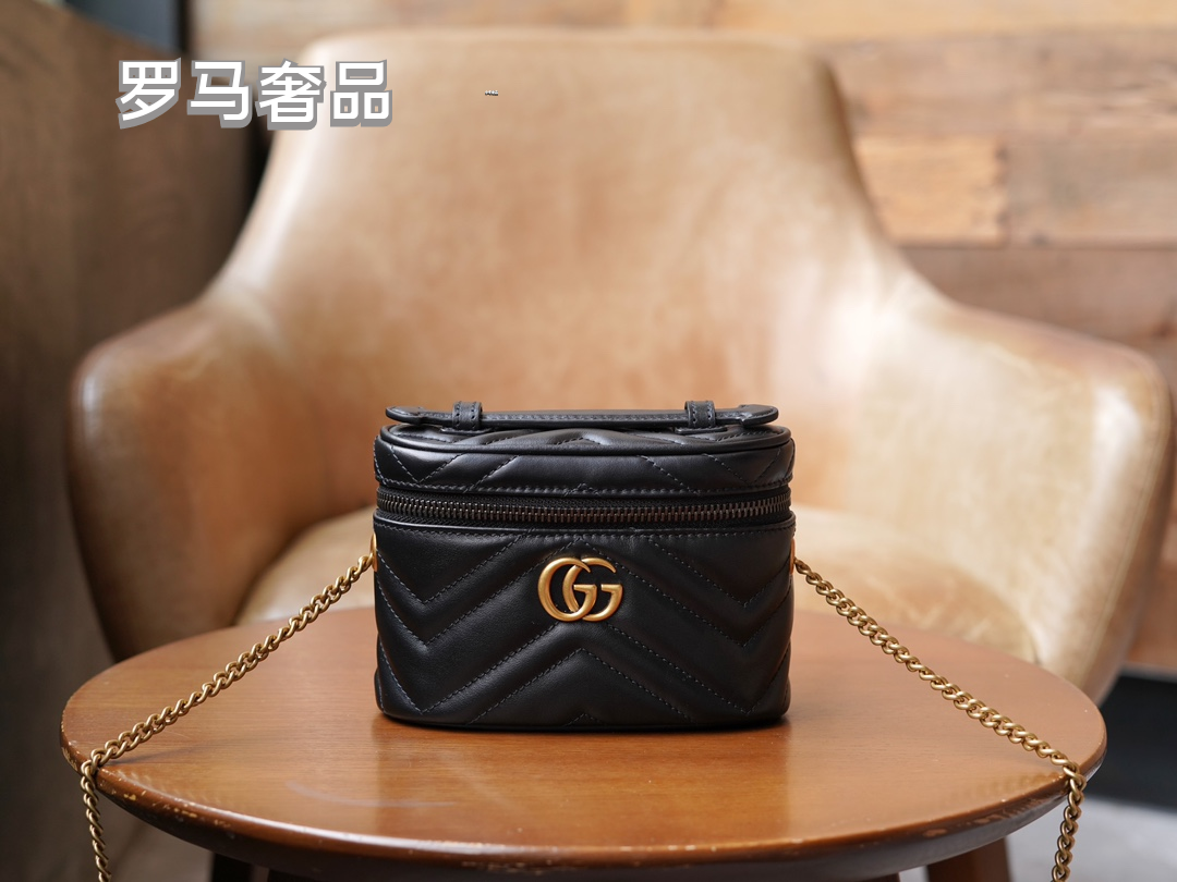 Gucci Cream Chevron Quilted Leather Vanity Bag with Gold Chain Strap