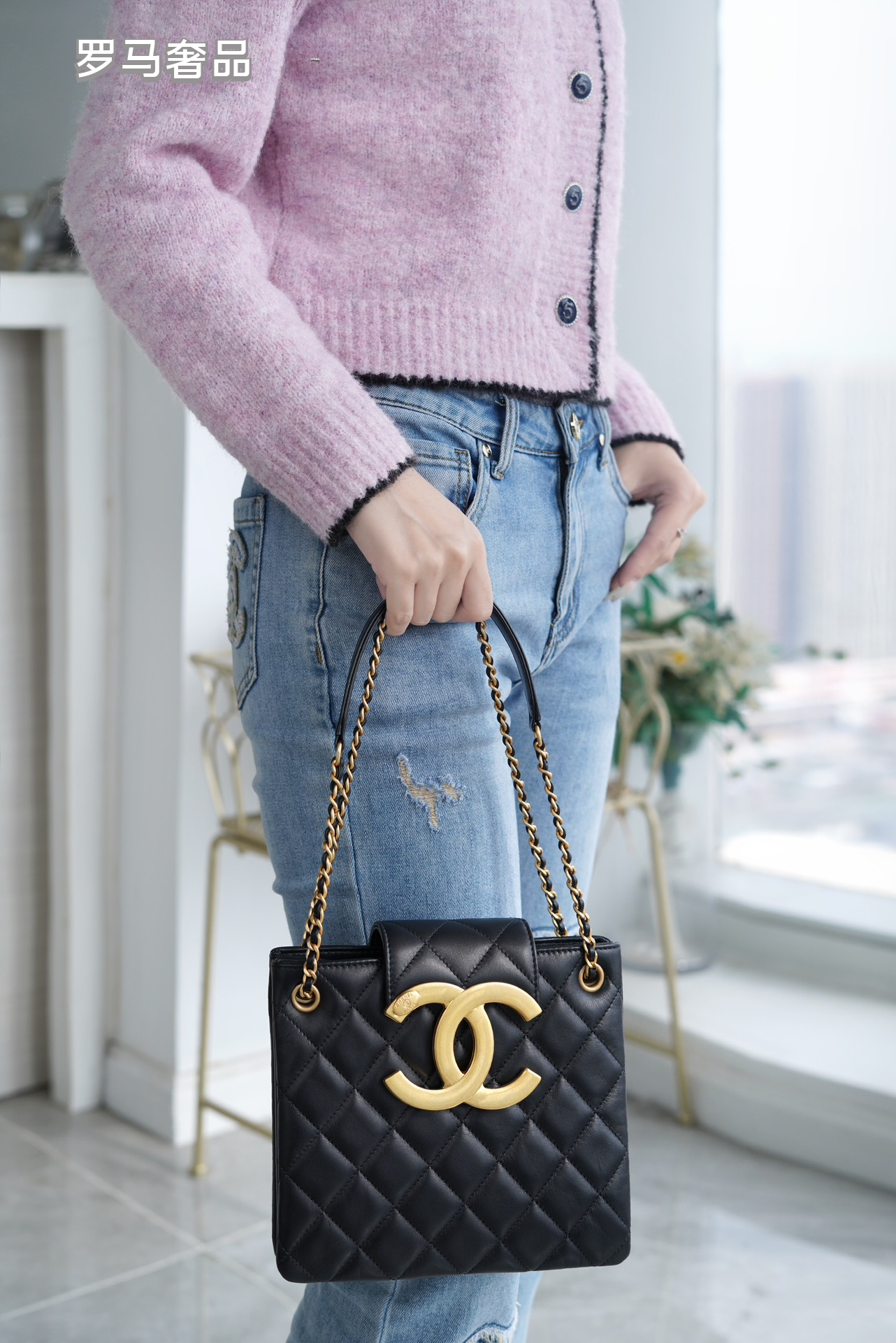 Chanel Quilted Leather Shoulder Bag with Gold-Tone CC Logo - Black