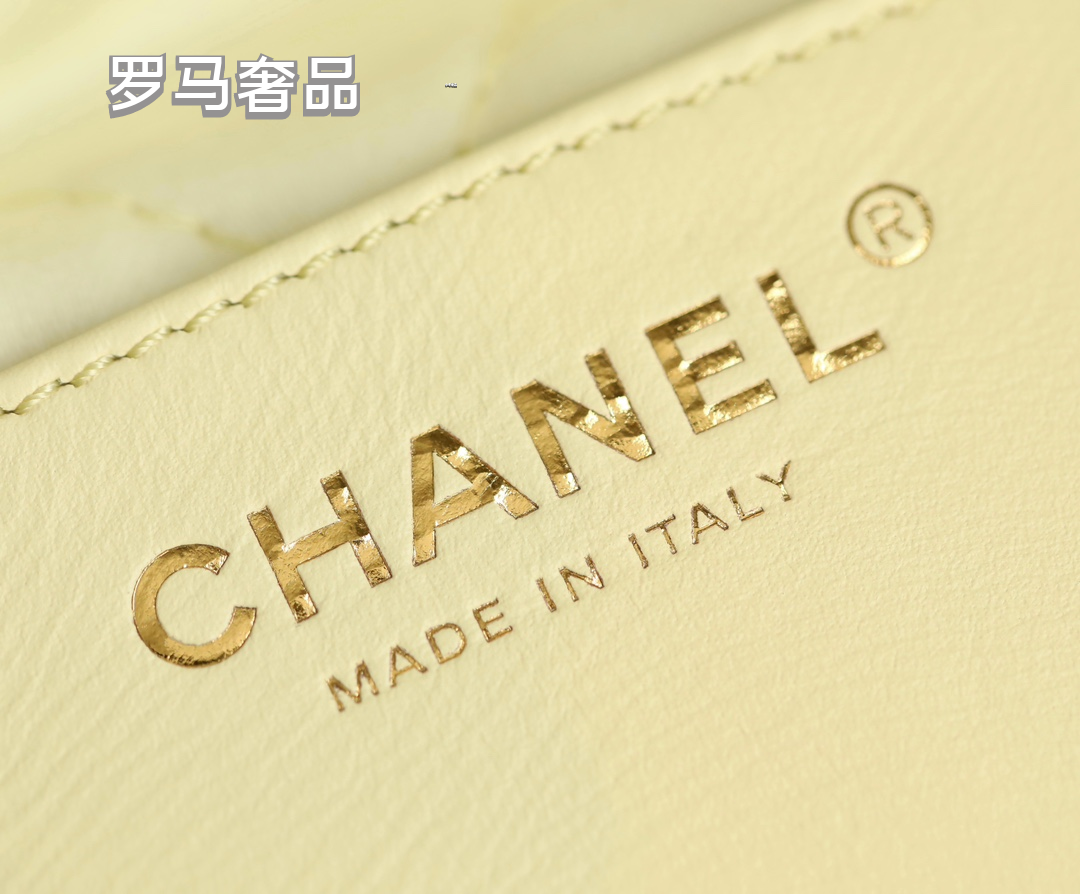 Chanel 22 Small Handbag - Shiny Calfskin &amp; Gold-Tone Metal - Light Yellow