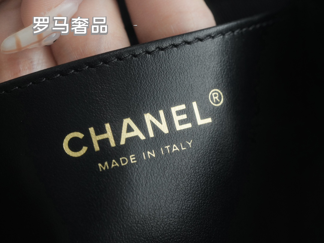 Chanel Quilted Leather Shoulder Bag with Gold-Tone CC Logo - Black