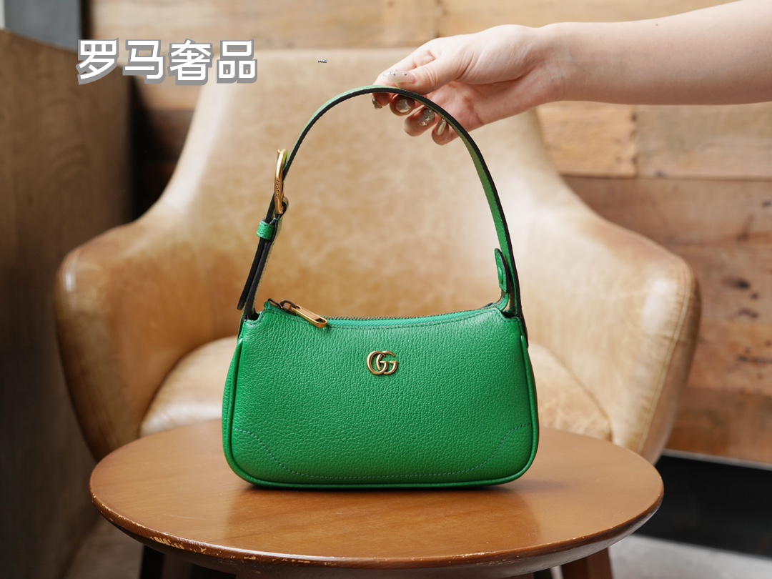 Gucci Elegant Off-White Leather Underarm Shoulder Bag with Gold Detailing