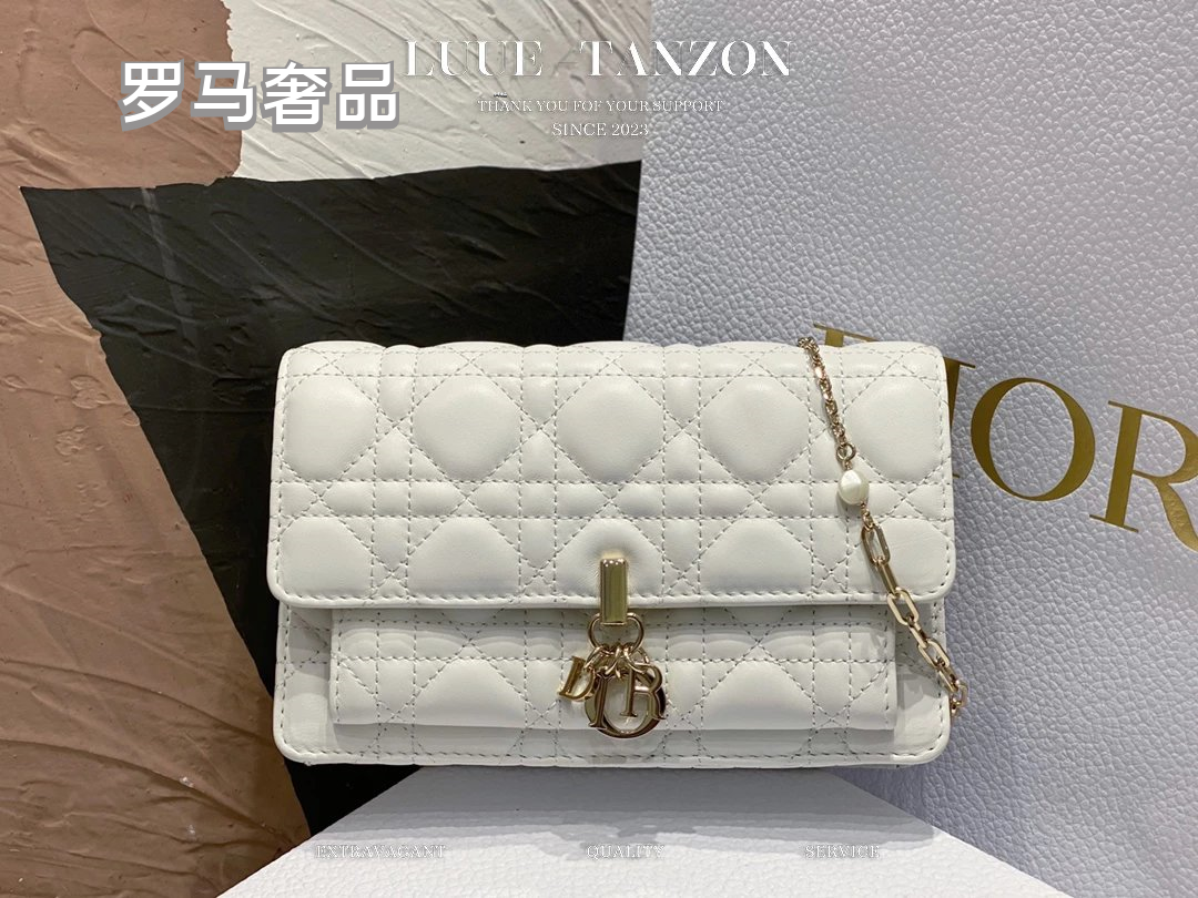 Elegant White Quilted Shoulder Bag with Gold-Tone Chain and Pearl Detail