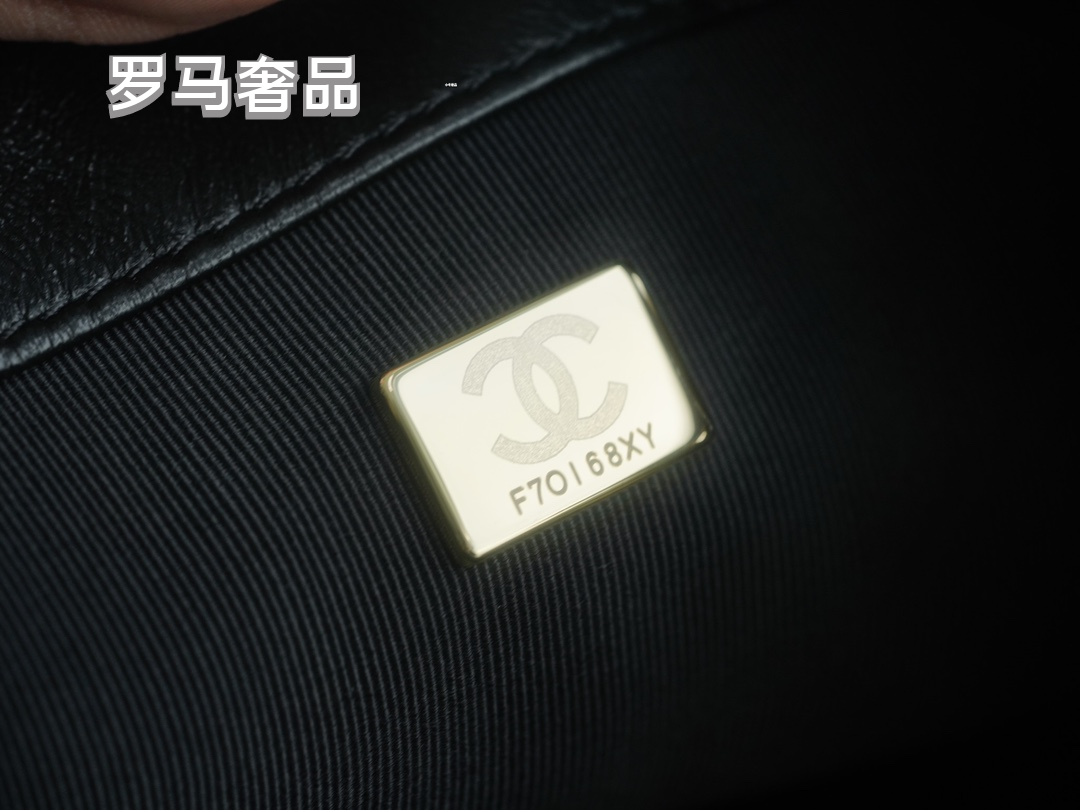 Chanel Quilted Leather Shoulder Bag with Gold-Tone CC Logo - Black
