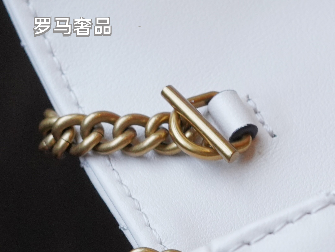 Gucci Luxury Black Chevron Quilted Leather Crossbody Bag with Gold Chain