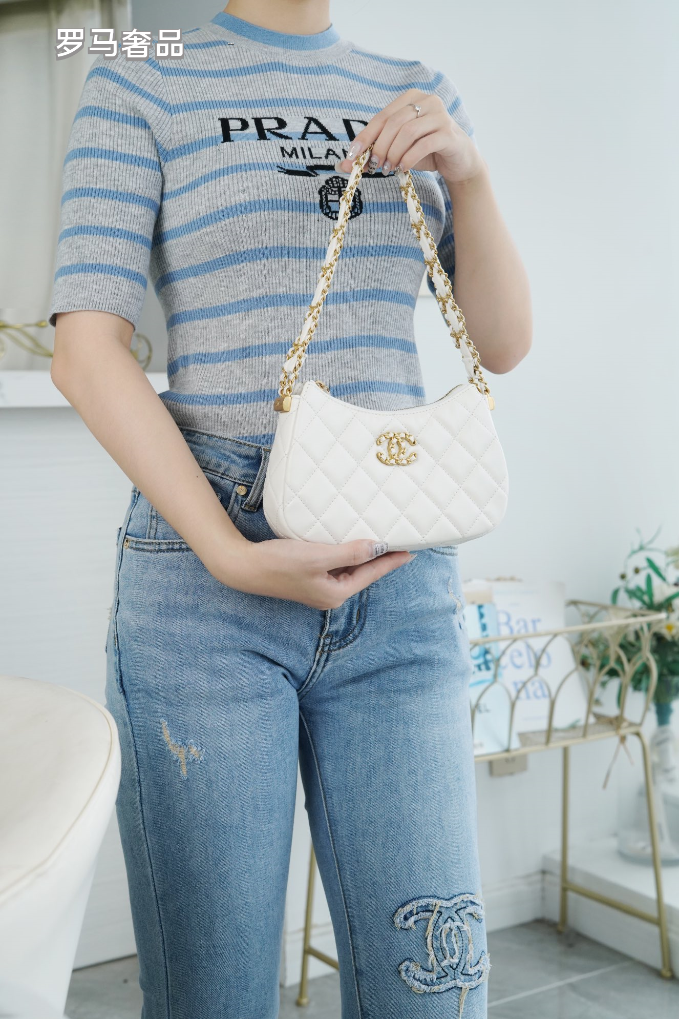 Luxury White Quilted Leather Hobo Handbag with Gold-Tone Chain Strap