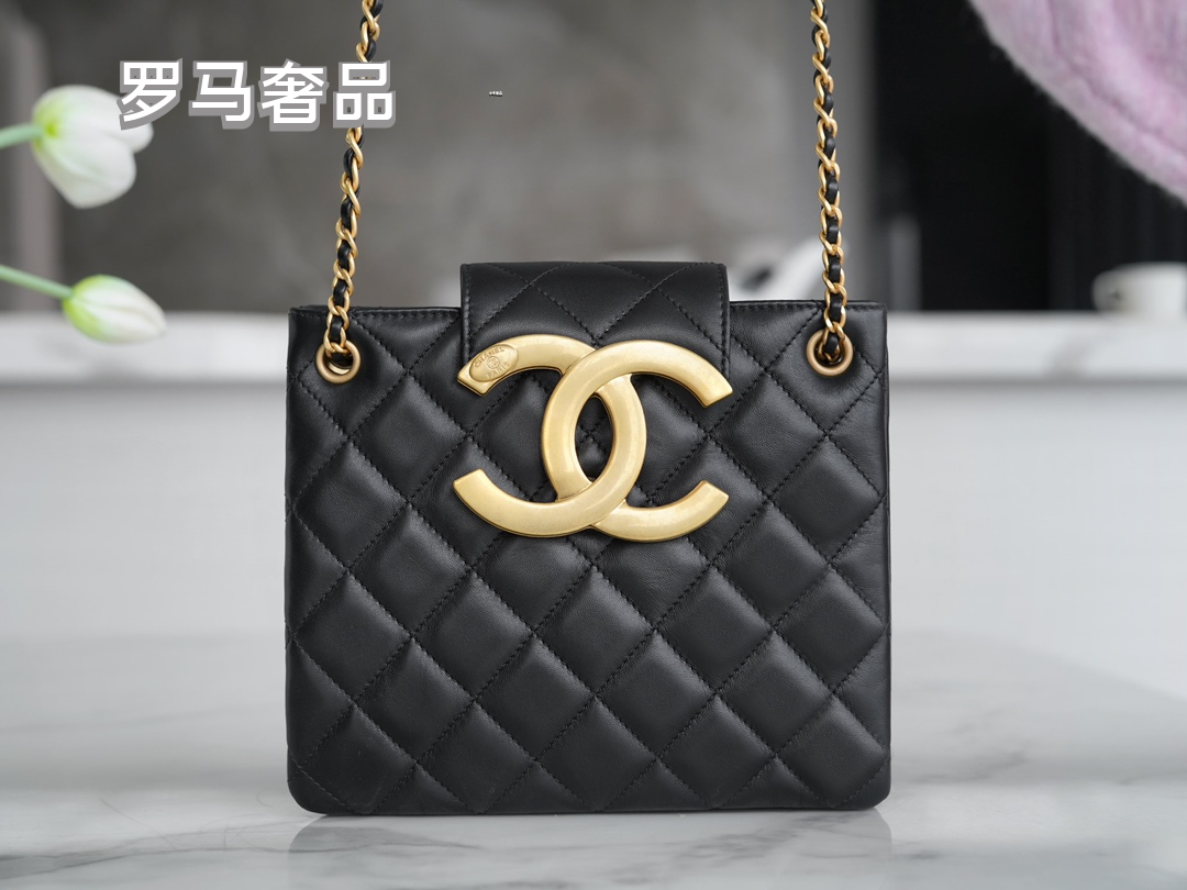 Chanel Quilted Leather Shoulder Bag with Gold-Tone CC Logo - Black