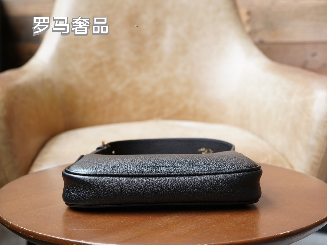 Gucci Elegant Off-White Leather Underarm Shoulder Bag with Gold Detailing