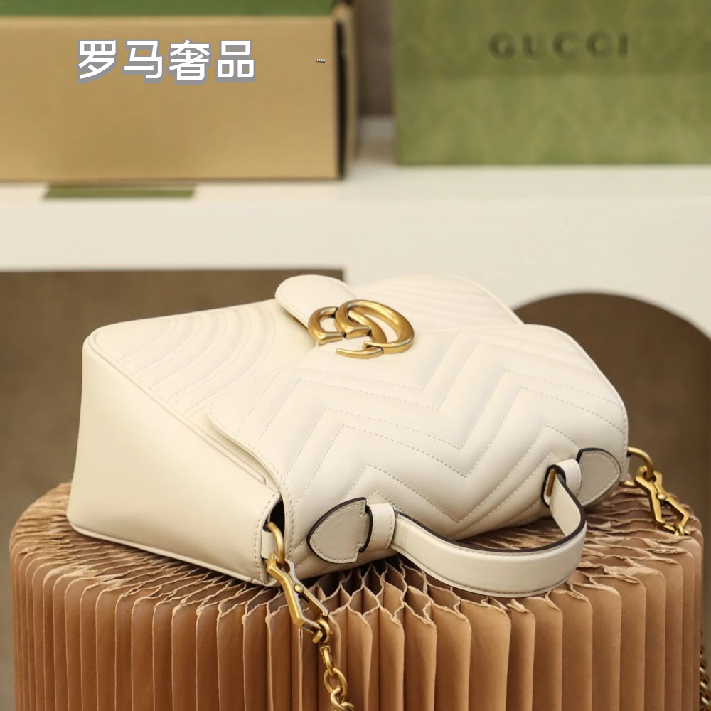 Gucci Elegant White Chevron Quilted Leather Handbag with Gold Hardware