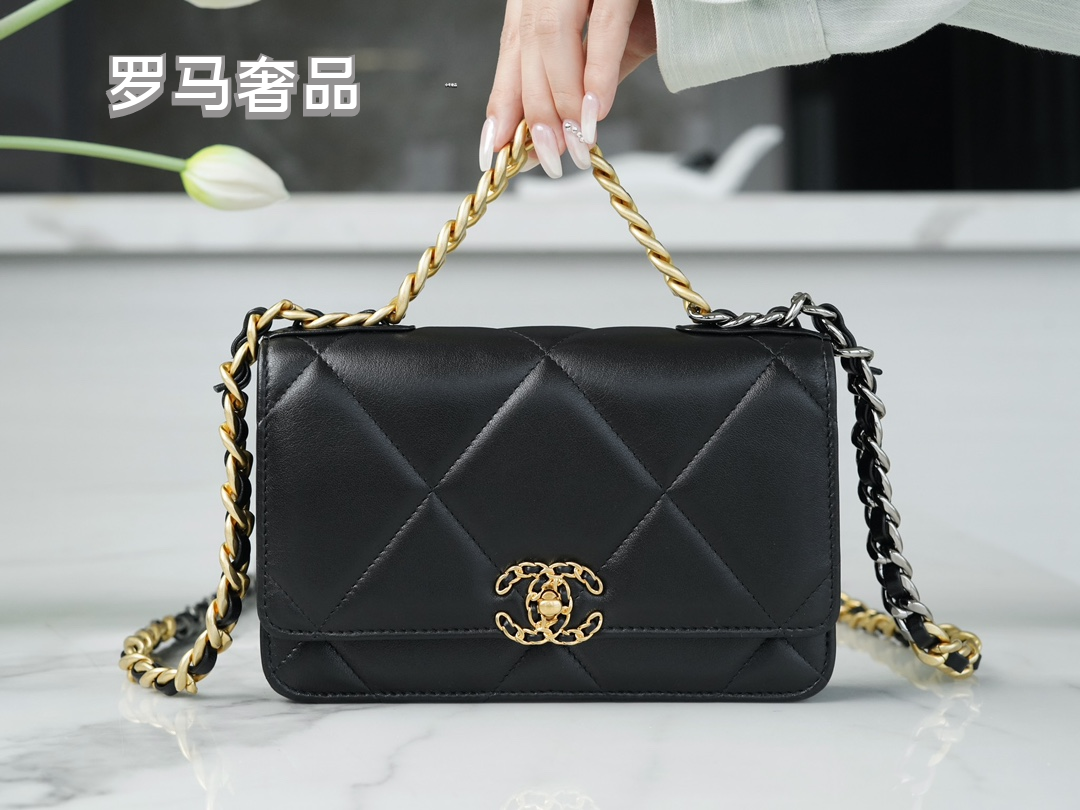 Elegant Black Quilted Leather Shoulder Bag with Gold-Tone Chain Strap