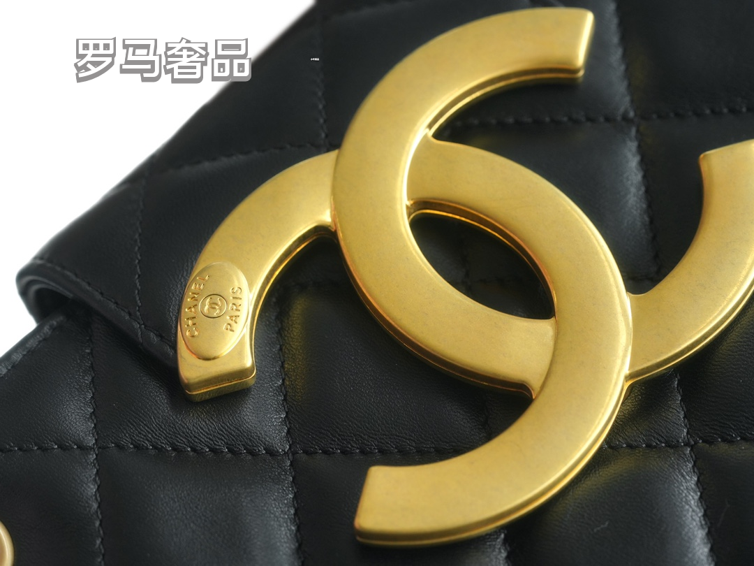 Chanel Quilted Leather Shoulder Bag with Gold-Tone CC Logo - Black