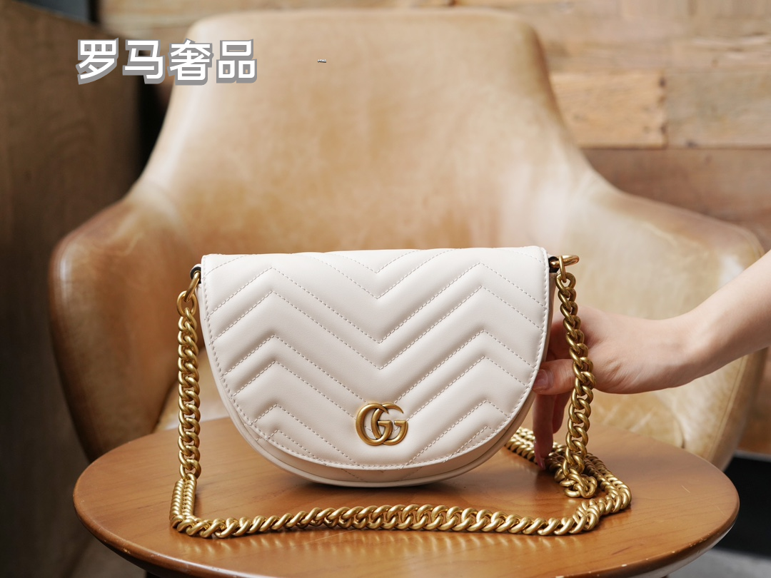 Gucci Elegant White Chevron Quilted Leather Crossbody Bag with Gold Chain