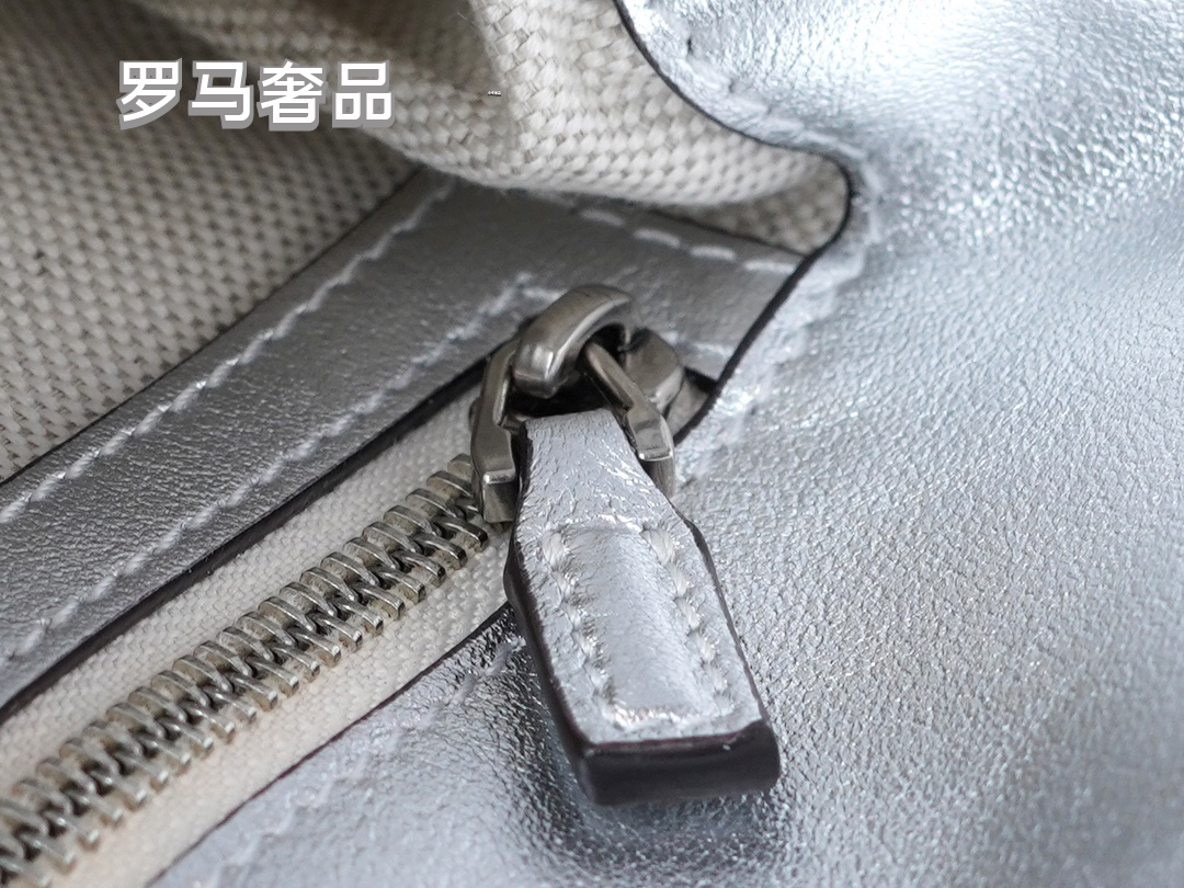 Gucci Metallic Silver Quilted Leather Shoulder Bag with Chain Strap