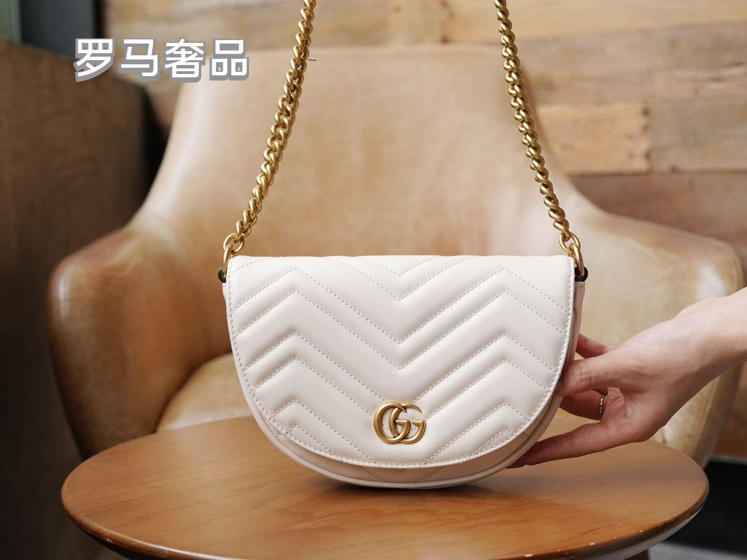 Gucci Elegant White Chevron Quilted Leather Crossbody Bag with Gold Chain