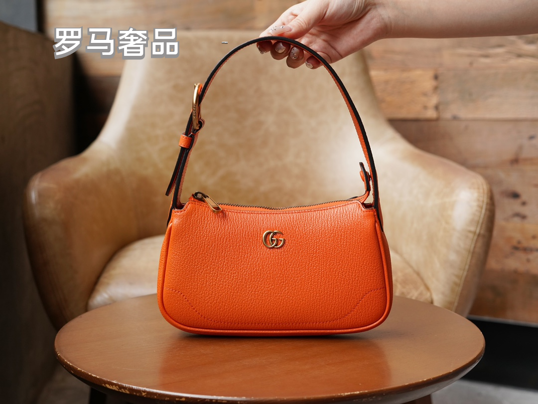 Gucci Elegant Off-White Leather Underarm Shoulder Bag with Gold Detailing