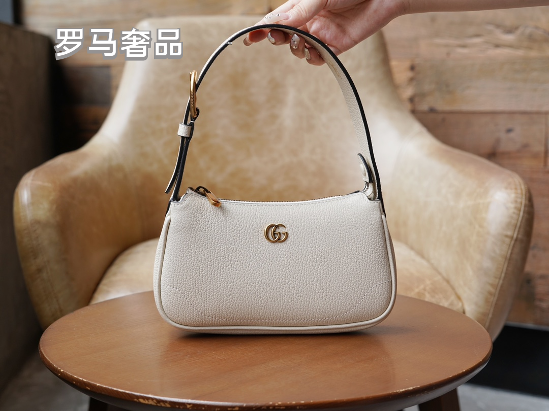 Gucci Elegant Off-White Leather Underarm Shoulder Bag with Gold Detailing