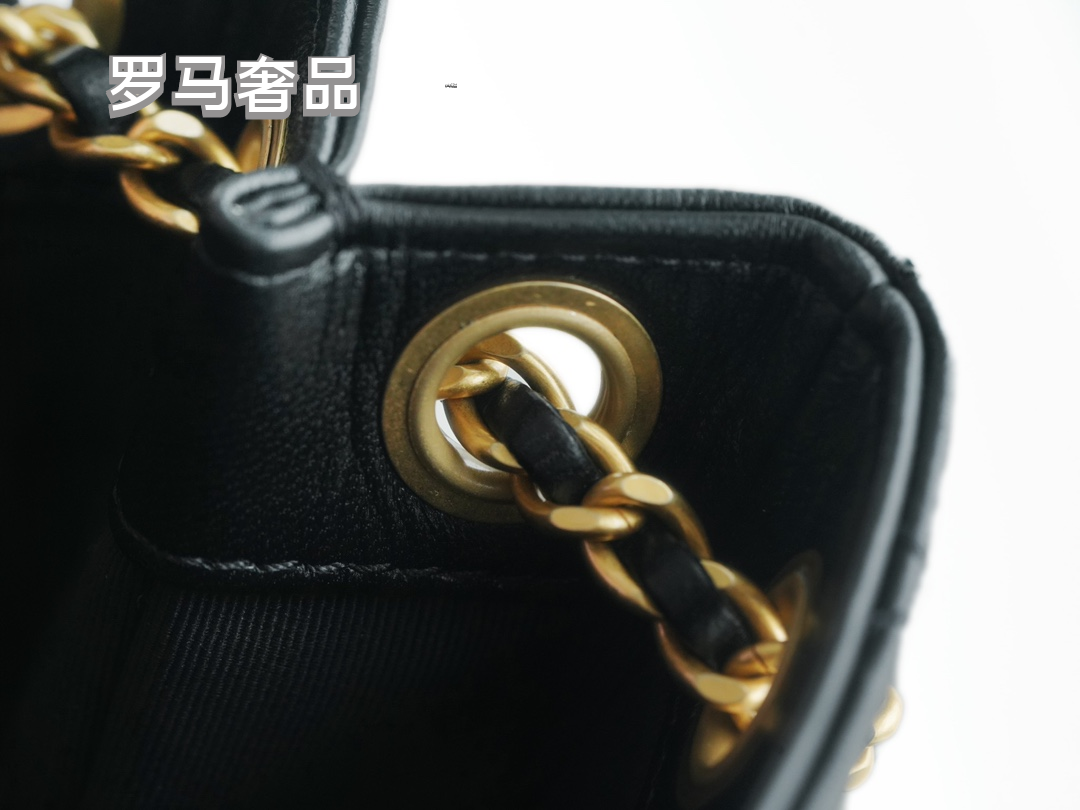 Chanel Quilted Leather Shoulder Bag with Gold-Tone CC Logo - Black