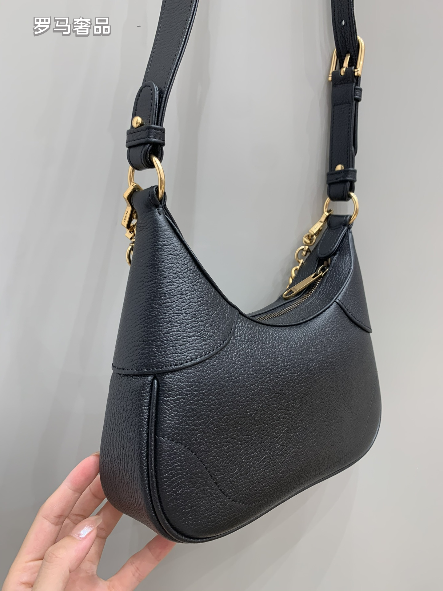 Gucci Luxury White Leather Hobo Bag with Gold Chain Shoulder Strap
