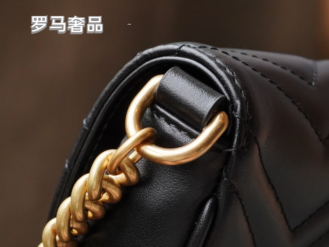 Gucci Elegant White Chevron Quilted Leather Crossbody Bag with Gold Chain