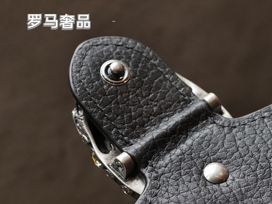 Gucci Black Textured Leather Chain Shoulder Bag with Tiger Head Buckle