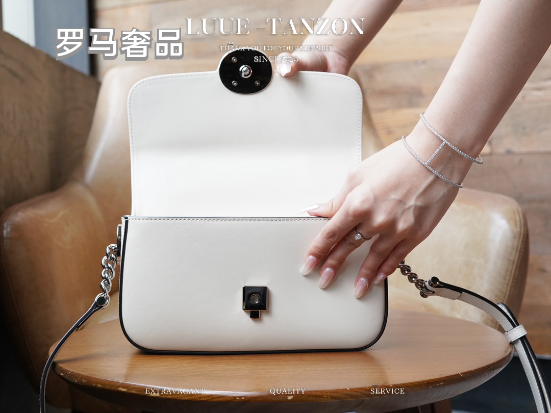 Gucci Classic White Leather Shoulder Bag with Metal Buckle and Chain Strap