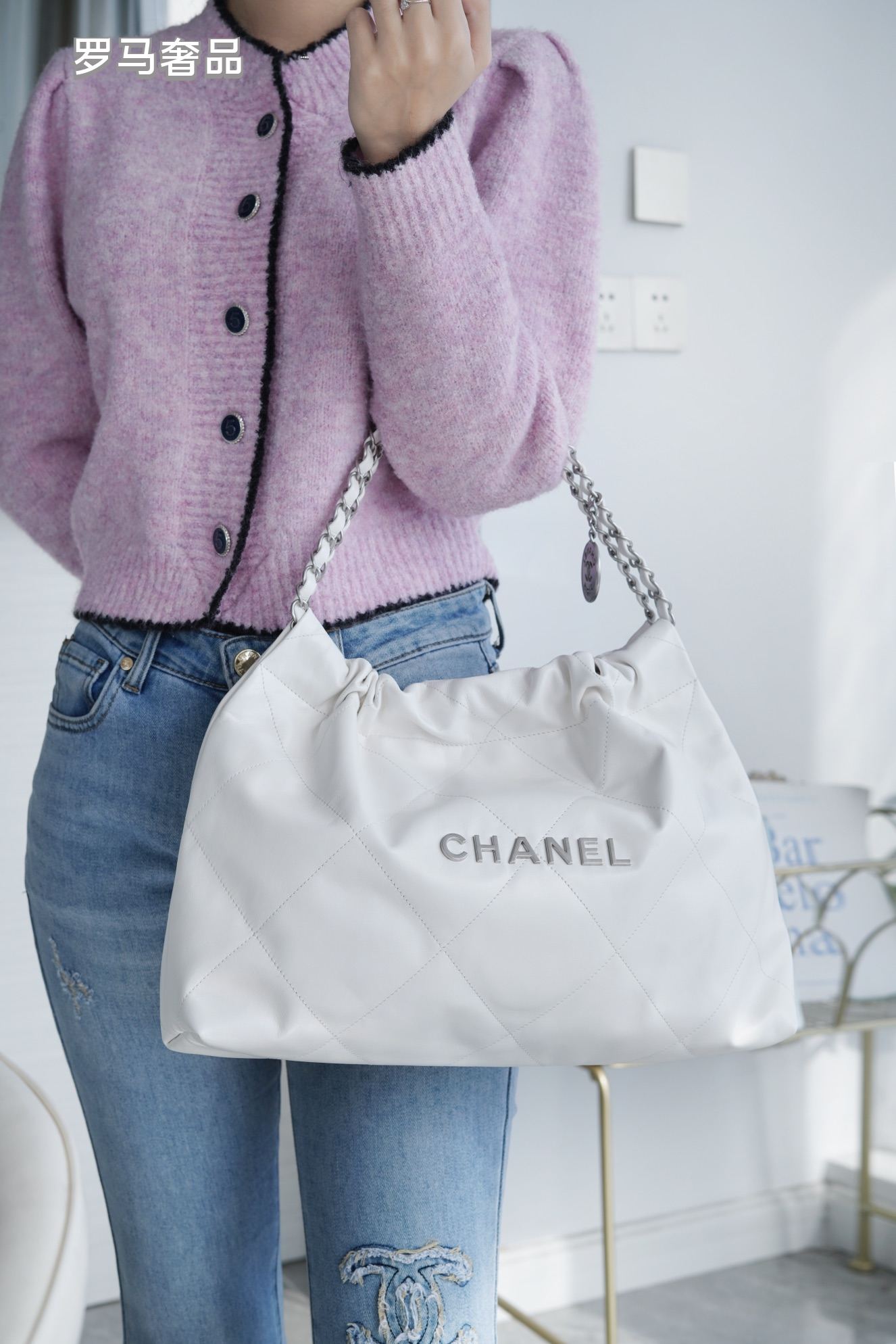 Chanel 22 Handbag - White Shiny Calfskin &amp; Silver-Tone Metal with Matching Pouch