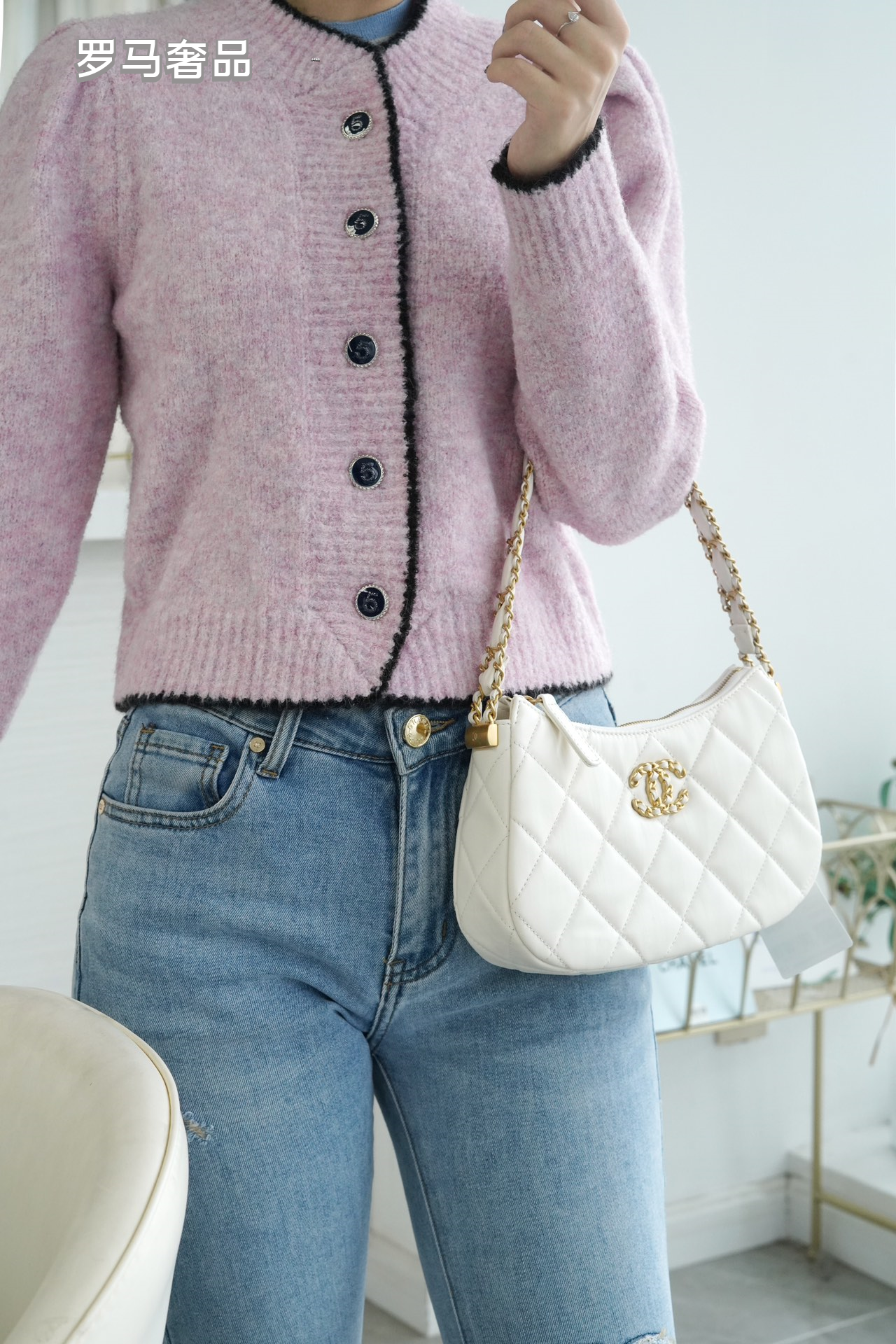 Luxury White Quilted Leather Hobo Handbag with Gold-Tone Chain Strap